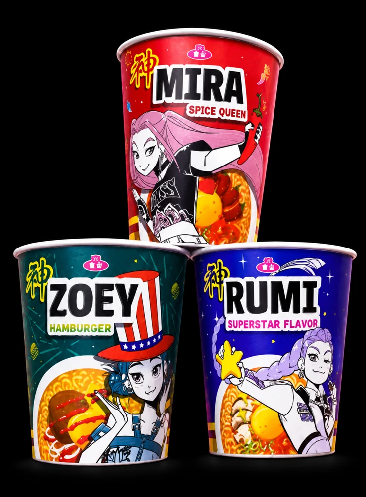 Três potes Cup Noodles empilhados sobre fundo preto